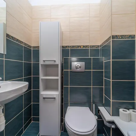 For 10 With Garden And Parking Apartment