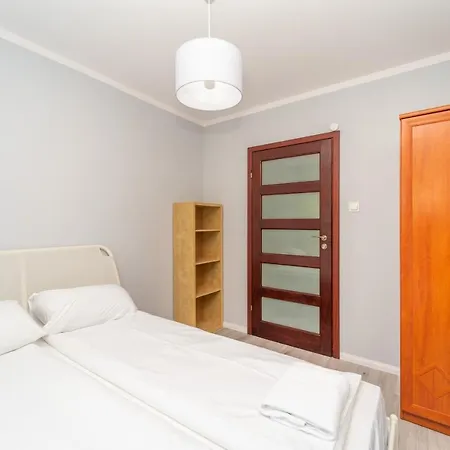 For 10 With Garden And Parking Apartment