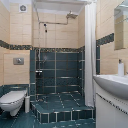 Apartment For 10 With Garden And Parking Gdansk