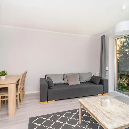 Apartment For 10 With Garden And Parking Gdansk