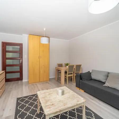 Apartment For 10 With Garden And Parking Gdansk